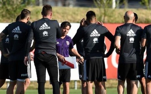 River volvió a las prácticas y viajó a Punta del Este, sin Mora que anunció su retiro