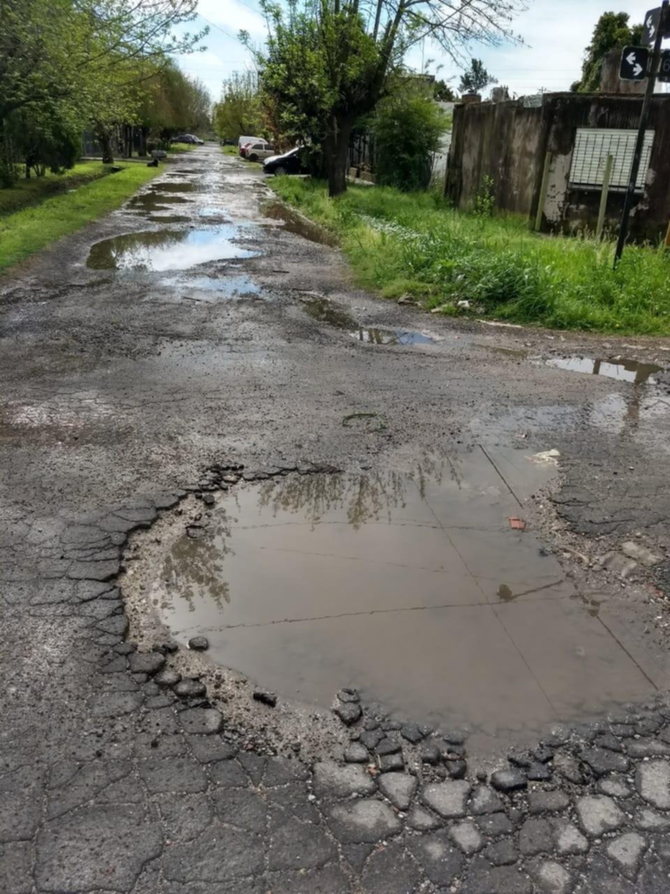 Un camino que parece bombardeado en barrio Aeropuerto