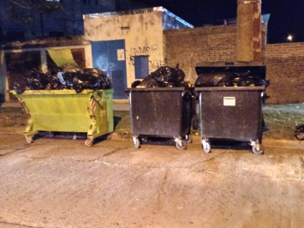 Hartos de los contenedores desbordados de basura