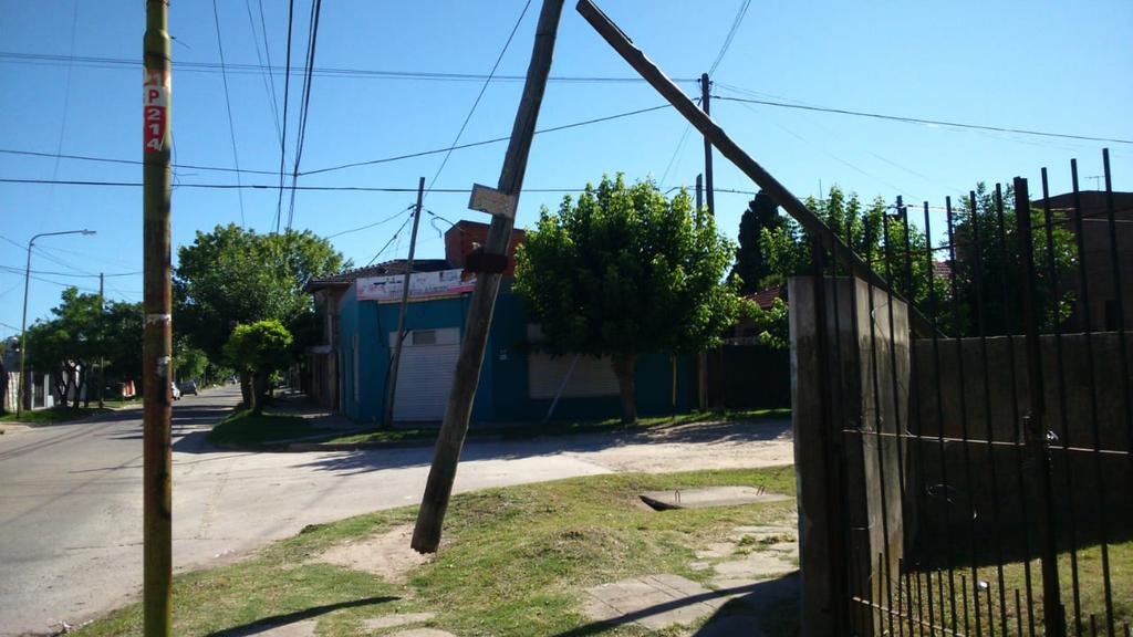 Peligro por un “poste colgante” en Berisso