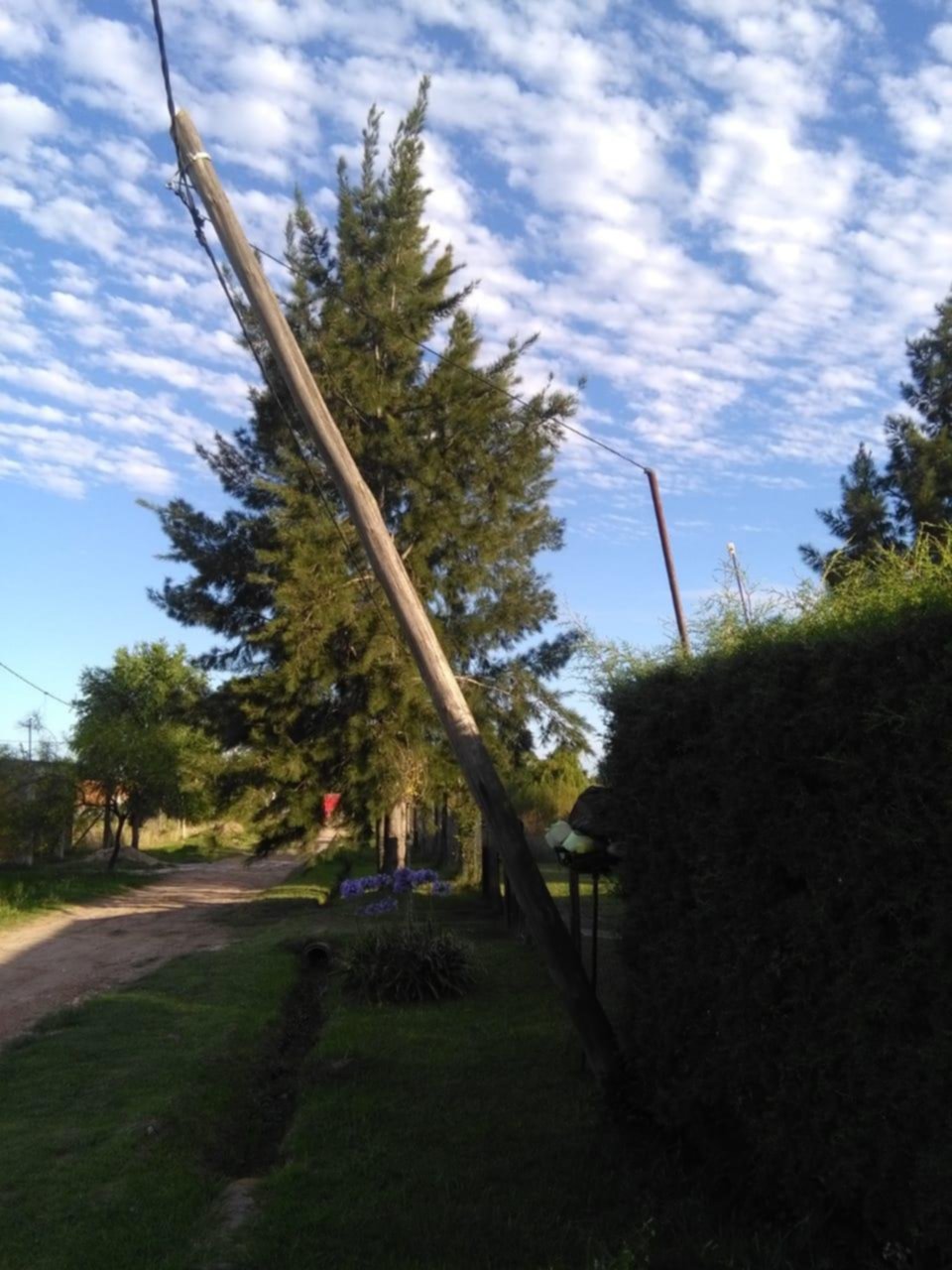 Otro poste a punto de venirse abajo, ahora en Sicardi
