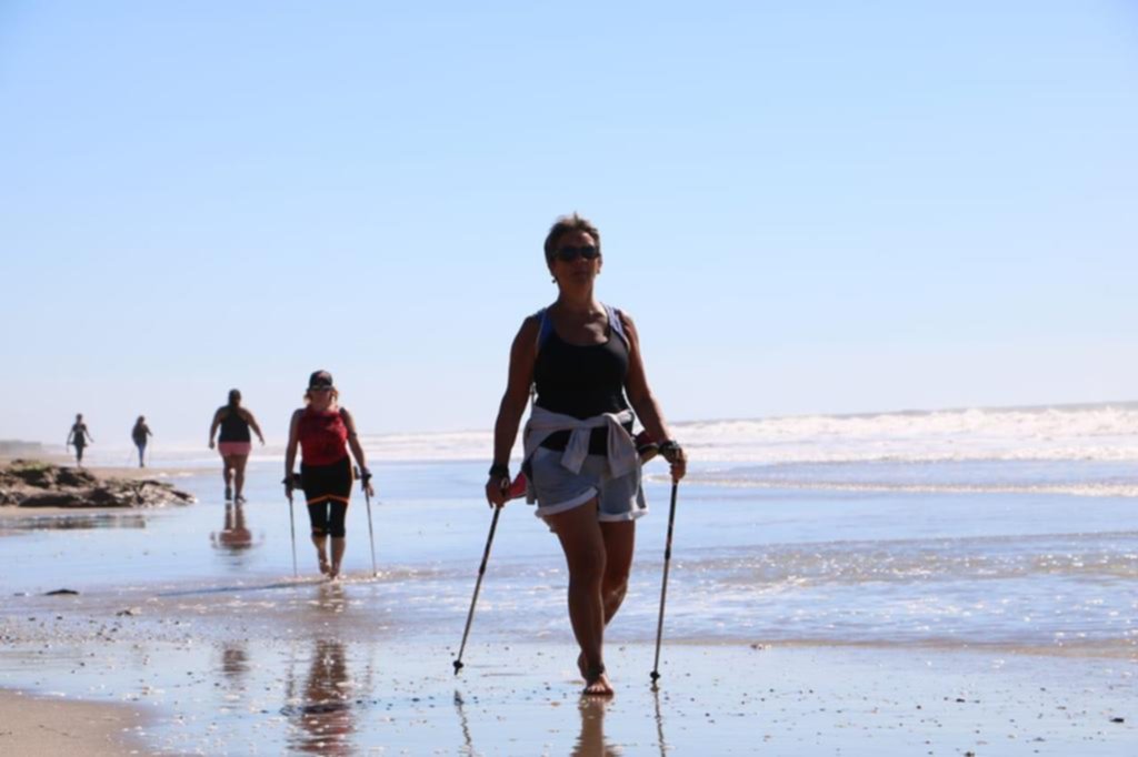 Con bastones de esquí pero en la playa, de súper moda en Mar del Plata