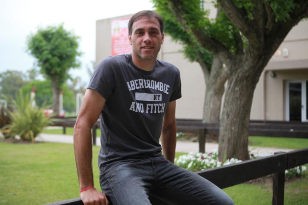 Desábato se calza el buzo de DT para poner primera en Reserva