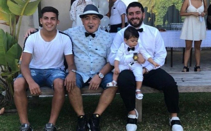 Maradona fue al bautismo de su ahijado con moño, sombrero y bermudas