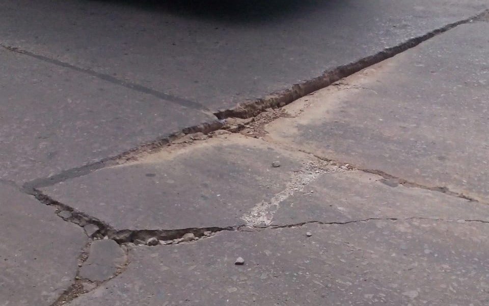 Pavimento defectuoso en 38 y 121