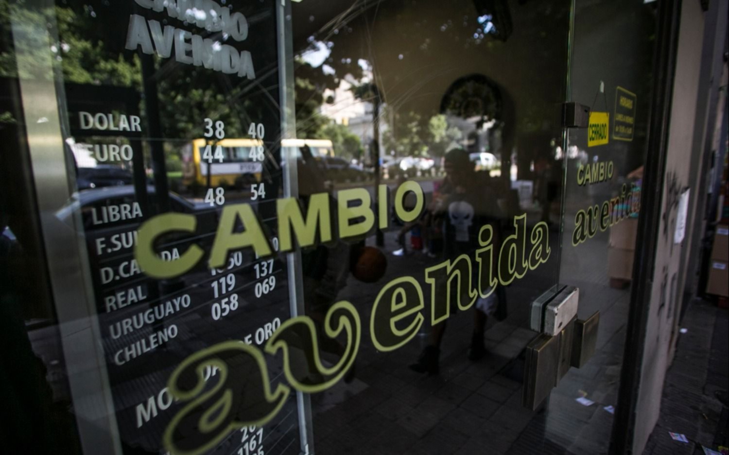 El dólar mayorista tocó el piso de la banda de flotación