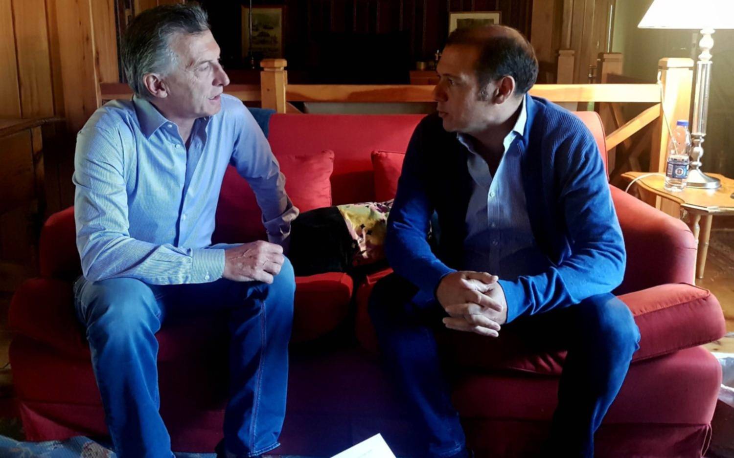 Macri hizo un alto en sus vacaciones y se reunió con el gobernador de Neuquén