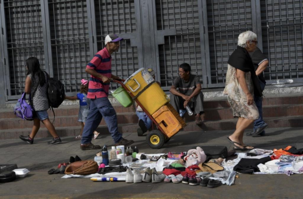 Convivir con la inflación y la escasez bajo el régimen de Maduro