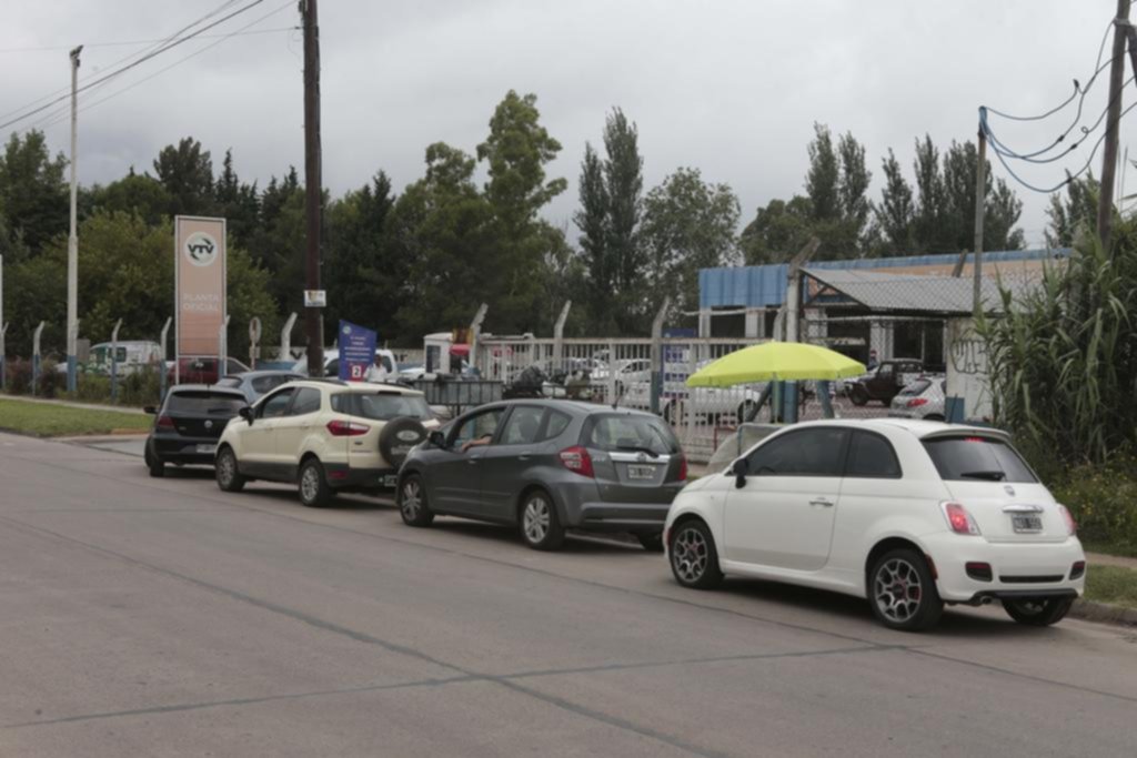 Cerca de 1.000 autos por día hacen la VTV en la Ciudad en plena temporada alta