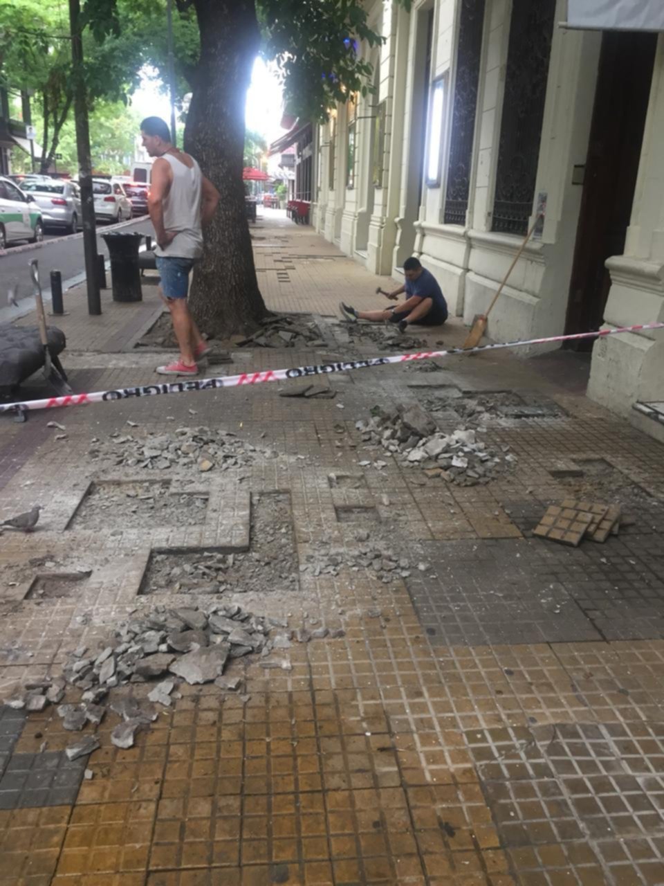 Crecen las quejas por la vereda del Coliseo Podestá