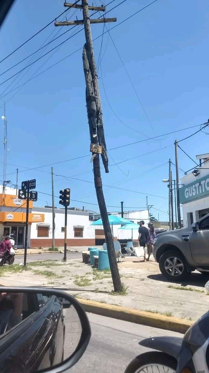 Riesgo y precariedad en 3 y 520 con un poste destruido