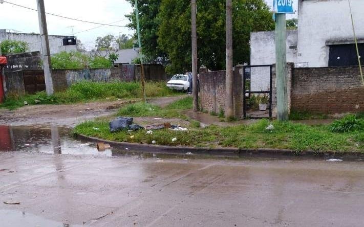 Acumulación de basura en la esquina de 80 y 124