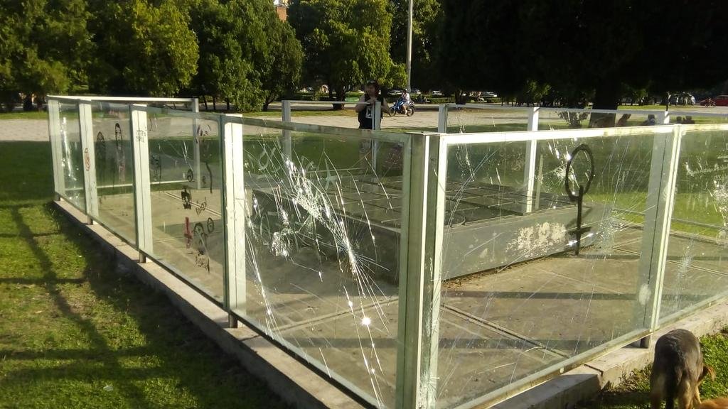 Vandalismo en un sector de la plaza Moreno