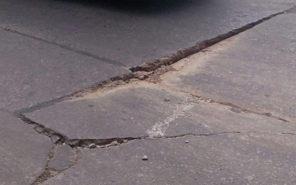 Pavimento destruido en una esquina de barrio Hipódromo