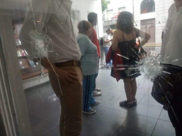 Otra vez atacan a balazos la sede del PJ La Plata
