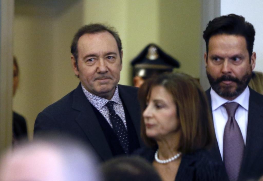 Kevin Spacey en tribunales: el actor llegó sonriente, escuchó los cargos y quedó libre bajo fianza