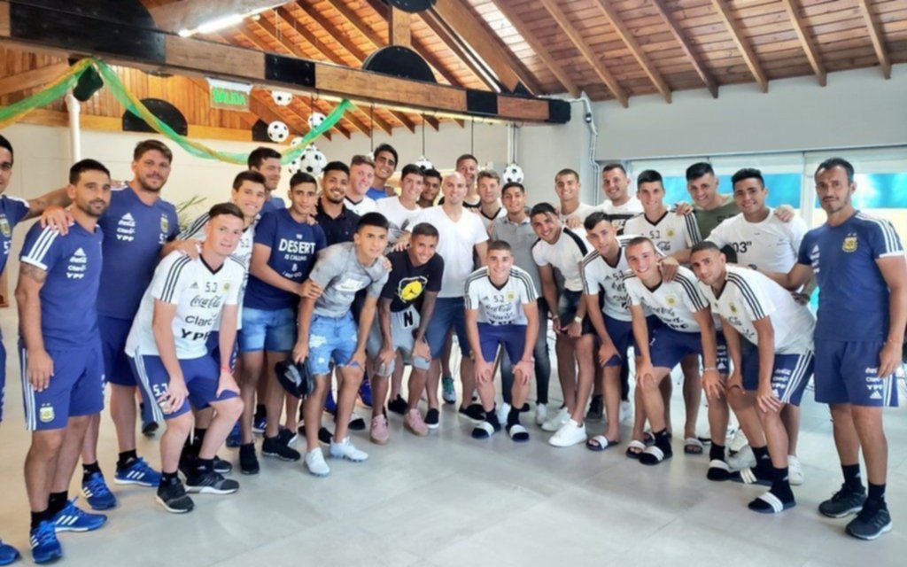 "Cuchu" Cambiasso visitó al seleccionado sub 20 en la previa del Sudamericano