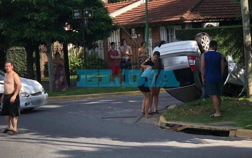 Dos autos protaganizaron un fuerte choque que terminó con un vuelco en Gonnet