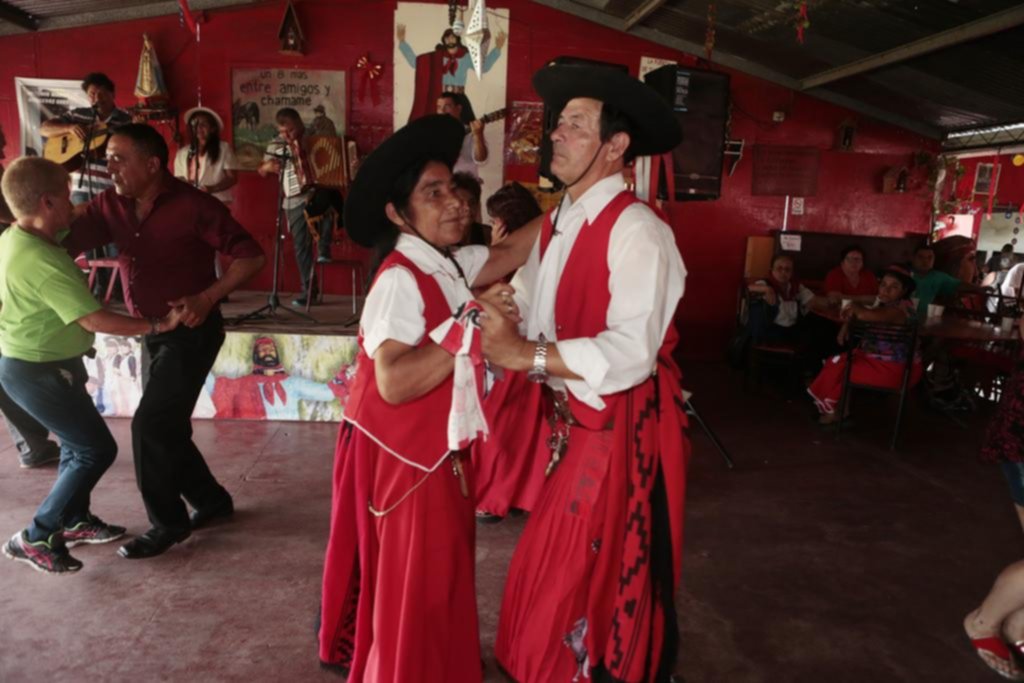 A puro baile, agradecimientos y devoción, en San Carlos recordaron al “Gauchito Gil”