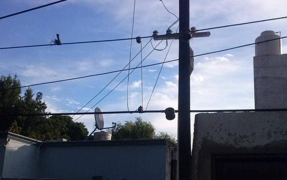 Preocupa un cable de la luz caído en 135, 168 y 169