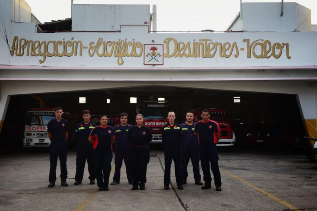 Dar la vida por la de otros, la vocación que resurge en los bomberos más jóvenes