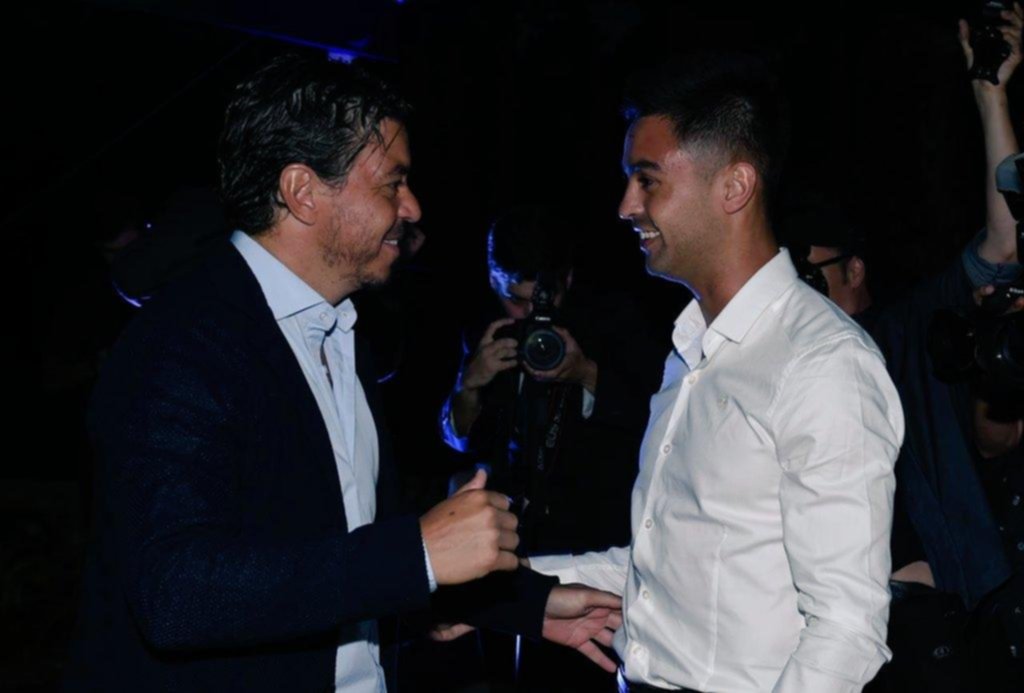 El Pity llegó para recibir el premio como el mejor de América, y pasó a saludar