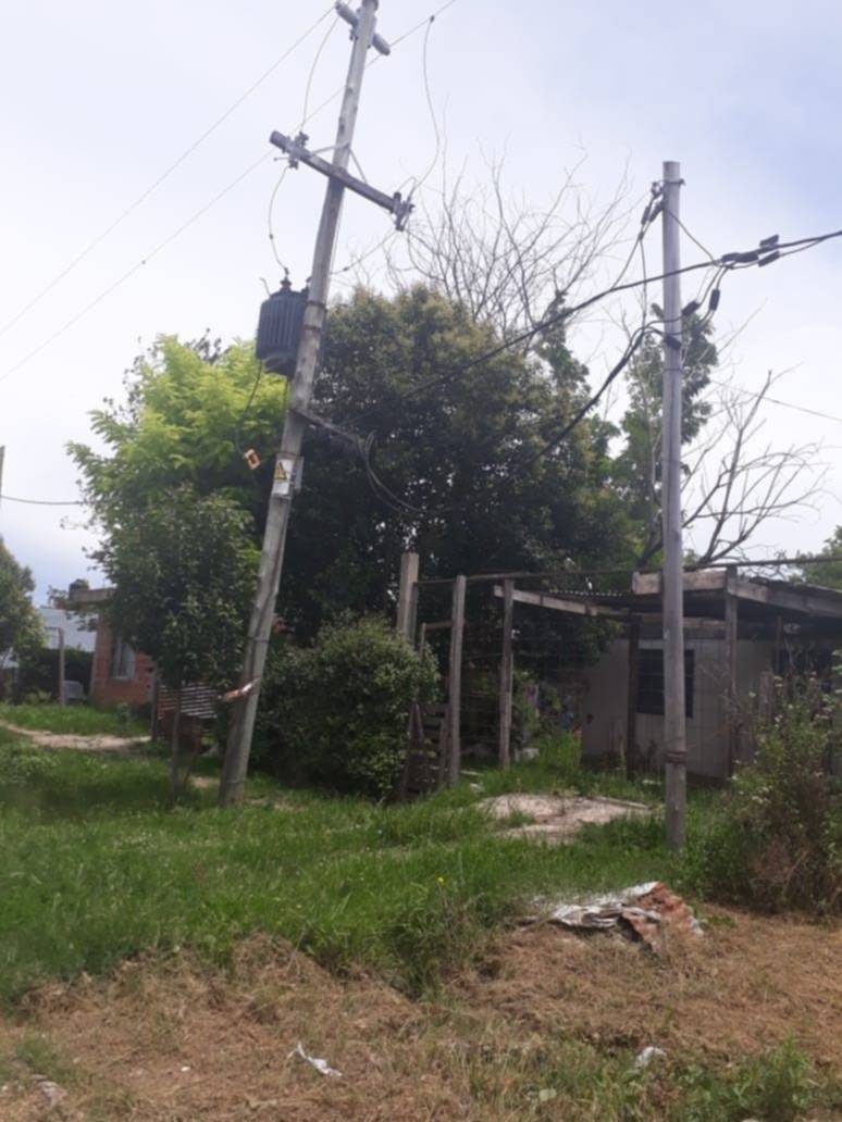 Preocupación por un poste inclinado hacia una casa de familia en Romero