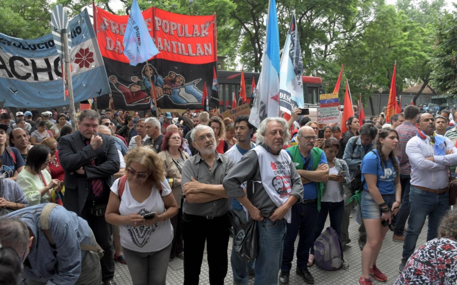 En Argentina, marchas en contra y a favor de la asunción de Maduro