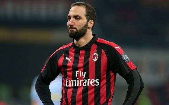 Milan intimó a Higuaín para que decida si quiere irse al Chelsea