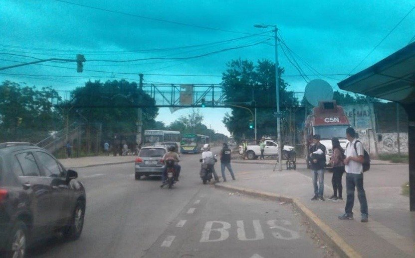 Un niño fue internado tras caer de un puente peatonal que cruza Camino General Belgrano