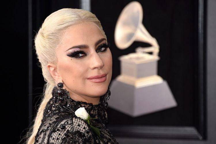 Por las acusaciones contra R. Kelly, Gaga retira un tema