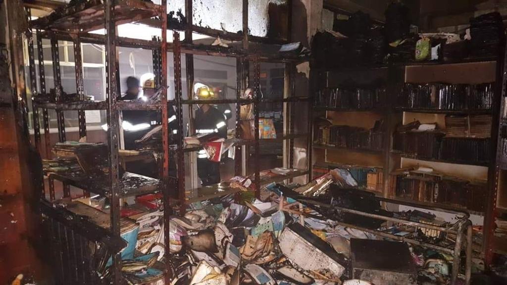 Un incendio destruyó casi por completo la biblioteca de un colegios de Berisso