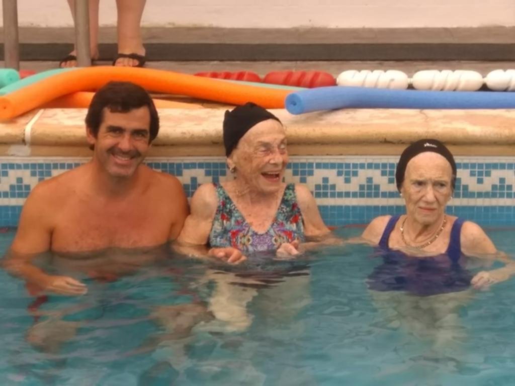 Nadar a los 99 años, la fórmula de Elba para mantener la vitalidad