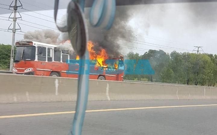 Autopista: alarma por incendio de un micro a la altura del kilómetro 37