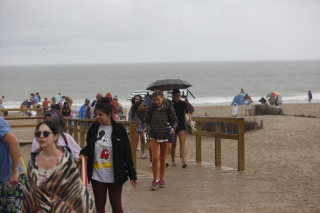 La lluvia volvió a espantar a los turistas, que siguen padeciendo con el clima