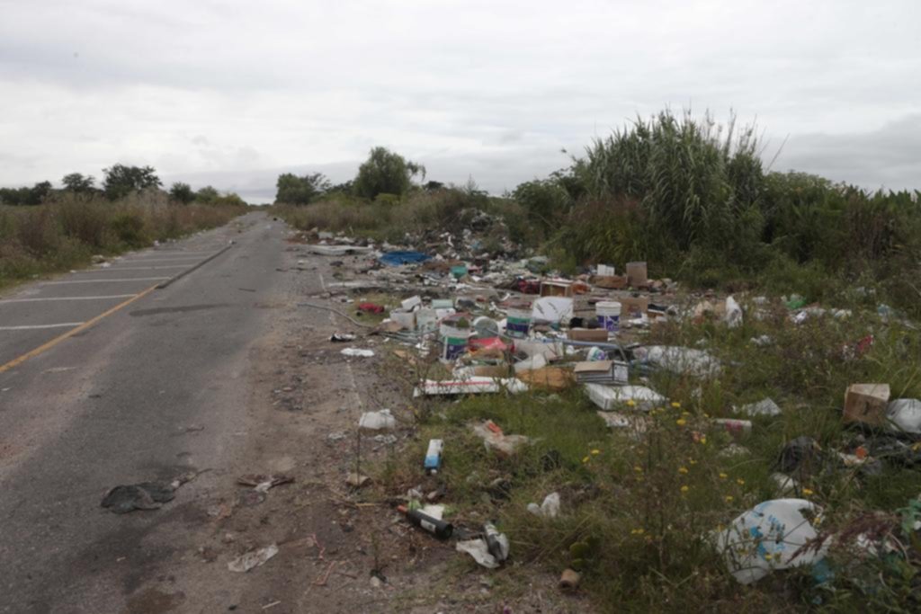 El camino de Villa Elisa a Punta Lara se hunde en la desidia y los basurales