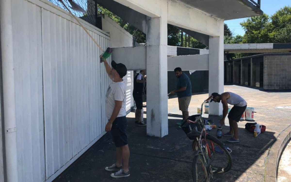 Socios pintan la cancha del QAC