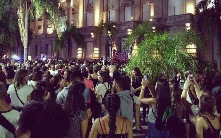 Miles de vecinos marcharon en Santa Fe para pedir justicia por Agustina Imvinkelried