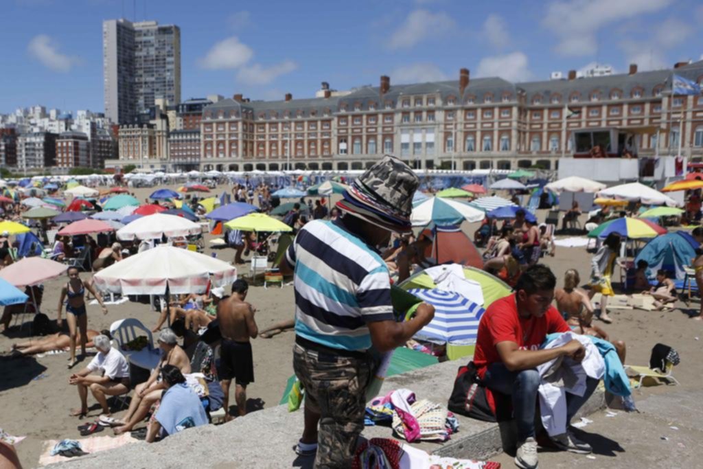 Con un clima ideal, las playas céntricas de Mar del Plata explotaron de turistas