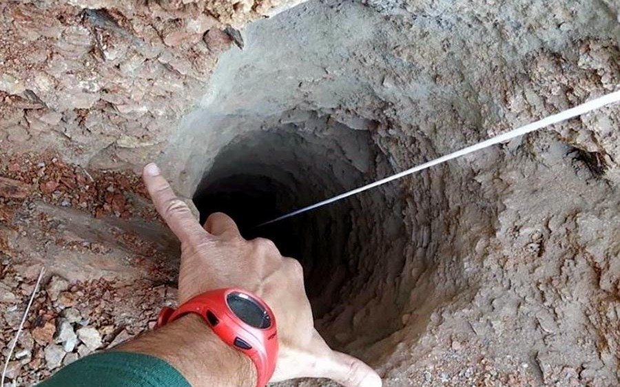 Abren un túnel para intentar llegar al niño caído en un pozo en España