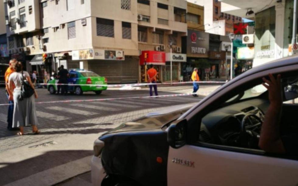 Una empresaria investigada por estafas murió al caer de la terraza de un edificio 