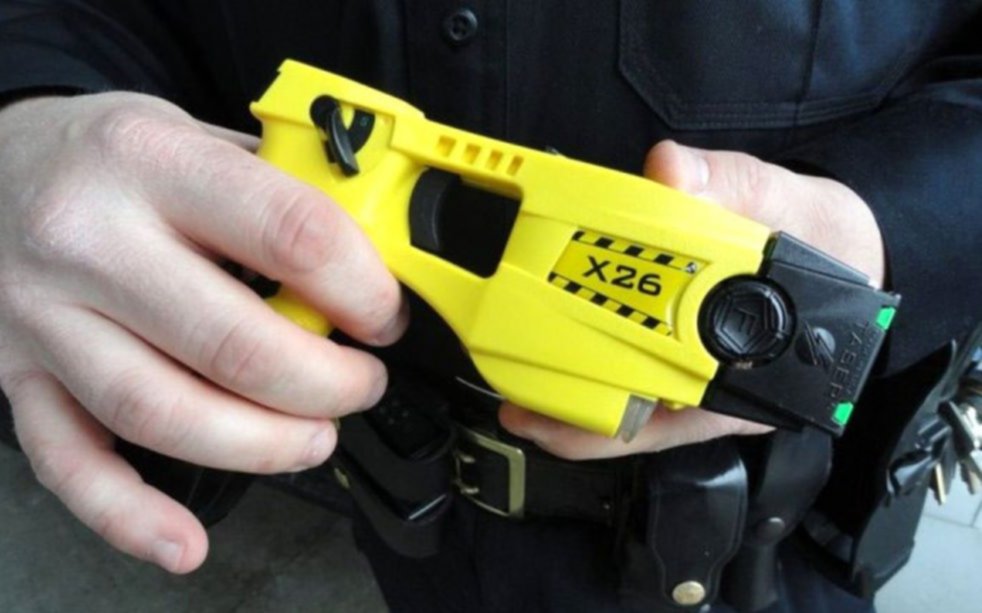 La Provincia compró pistolas Taser para el Grupo Halcón
