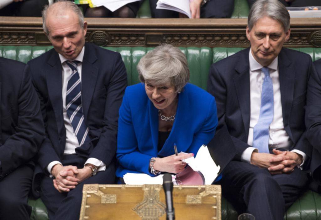 May sobrevive al voto de censura, pero el Brexit se hunde en el caos político