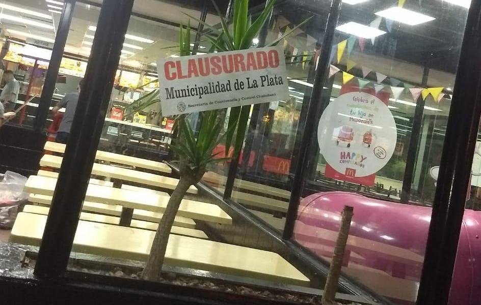 Clausura y controversia en el local de una cadena de comidas rápidas en el Centenario