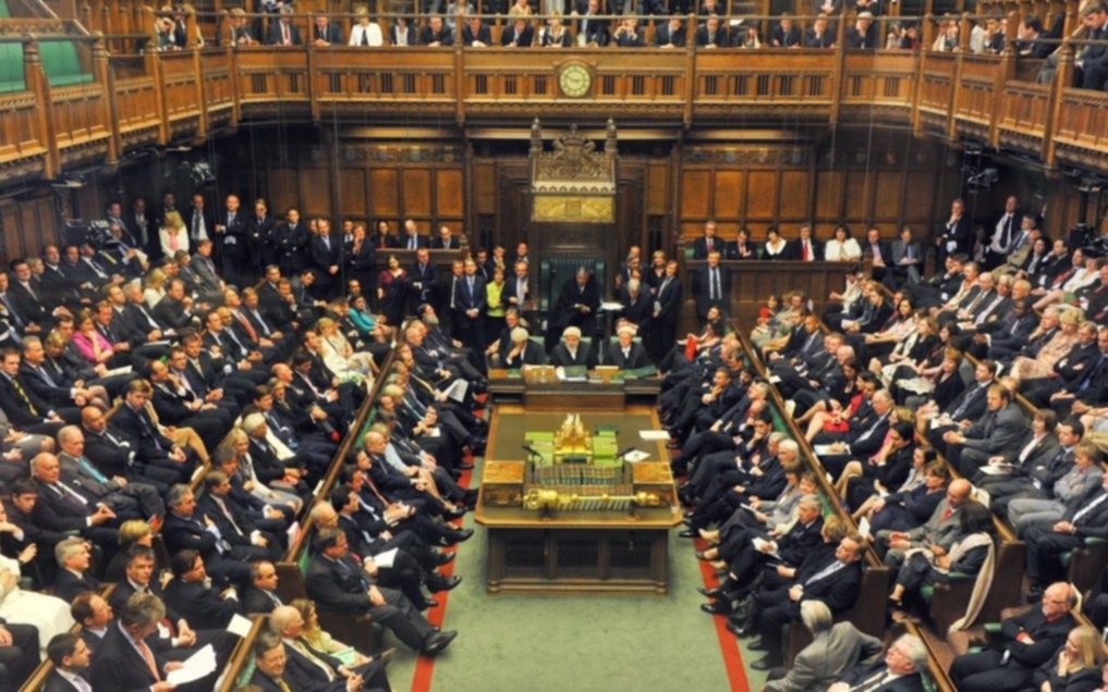 El Parlamento británico vota un "plan B" para el Brexit
