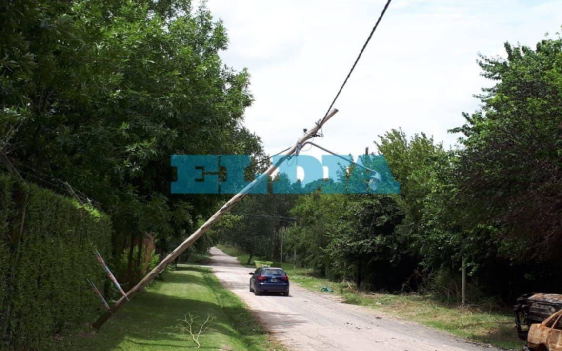 Poste inclinado desde diciembre, varios reclamos y oídos sordos de Edelap