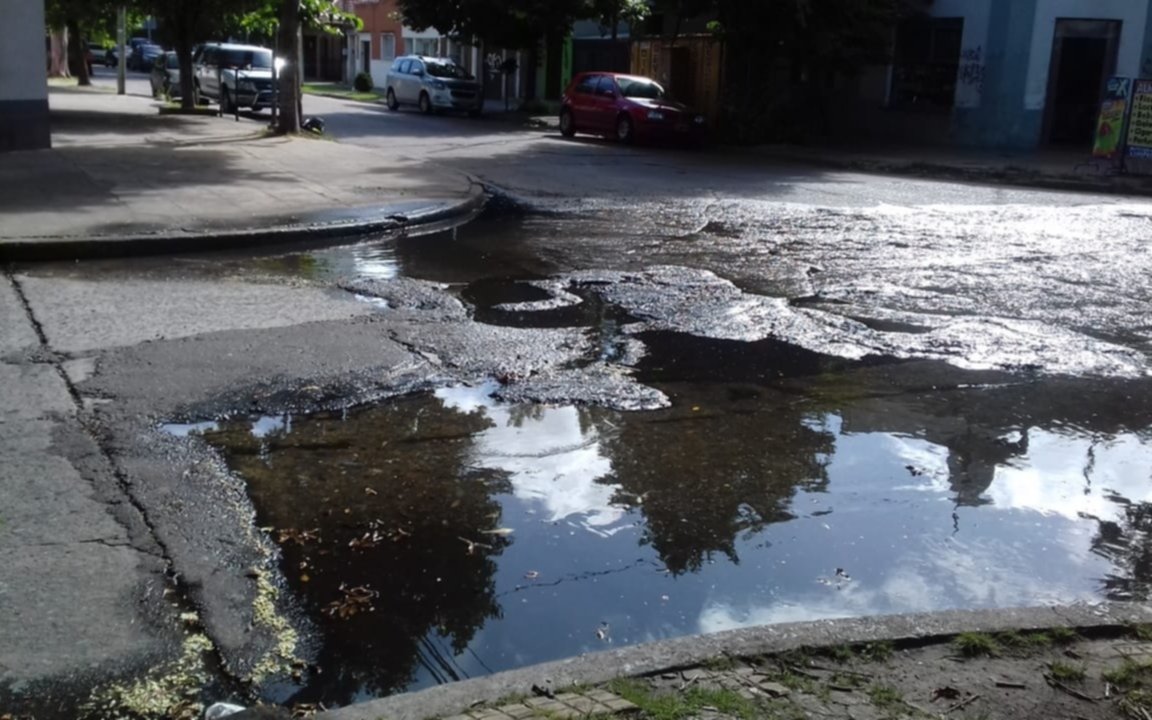 Quejas por calle en mal estado y pérdida de agua en 57 y 22
