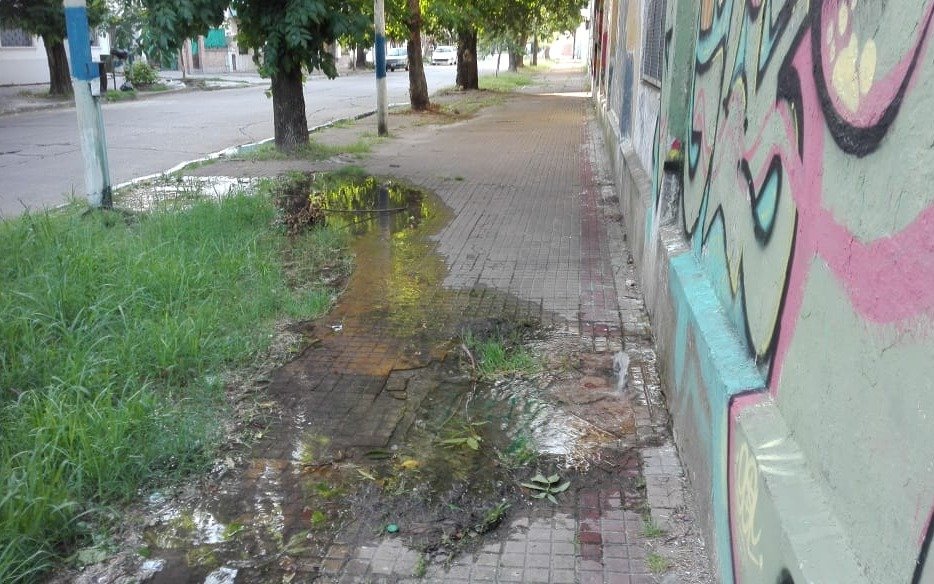 Malestar por una pérdida de agua en diagonal 113 y diagonal 79
