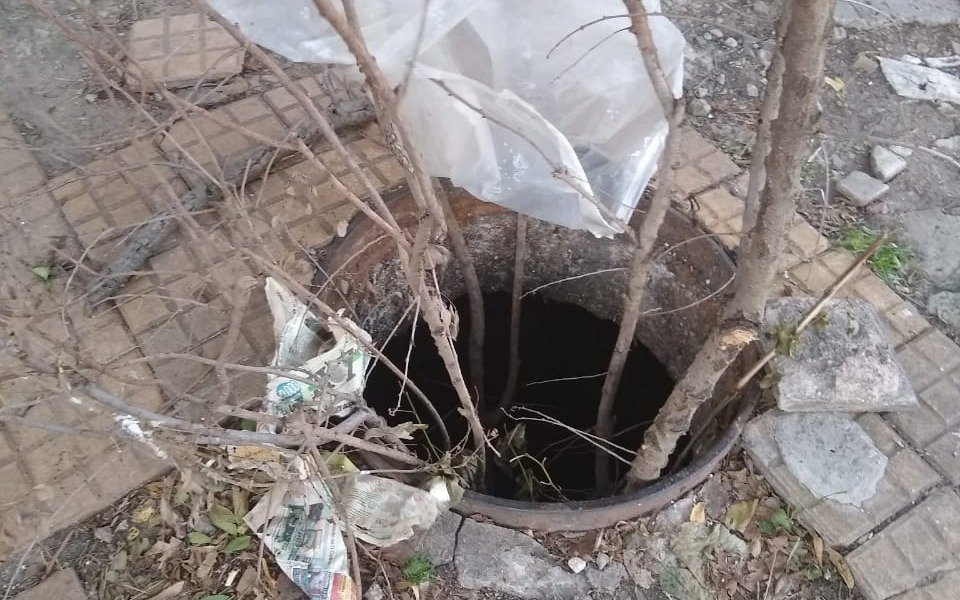 Peligro por un pozo en medio de la vereda en 116 y 40