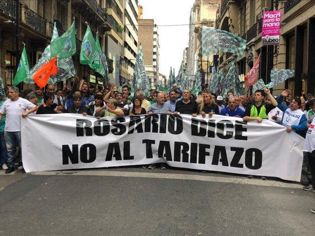 Multitudinaria marcha contra el aumento de tarifas en Rosario